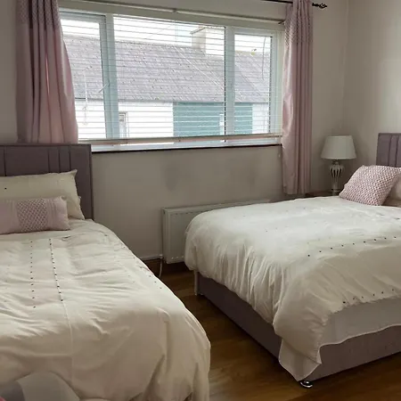 Triple With Private Bathroom At Caroline's Guest House, River Street, Clara Rum i privatbostad *