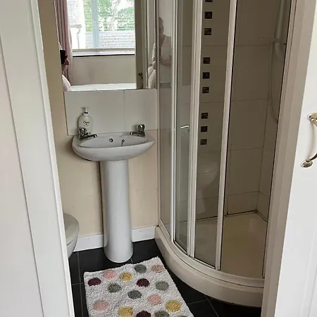 Triple With Private Bathroom At Caroline's Guest House, River Street, Clara * Tara