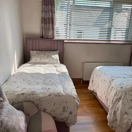 Triple With Private Bathroom At Caroline's Guest House, River Street, Clara Rum i privatbostad