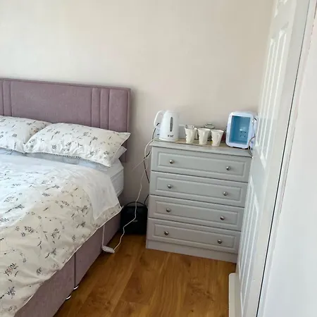 Triple With Private Bathroom At Caroline's Guest House, River Street, Clara * Tara