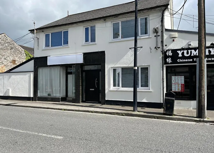 בית אירוח Triple With Private Bathroom At Caroline's Guest House, River Street, Clara Tara