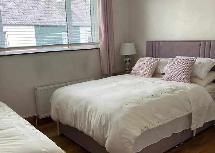 Triple With Private Bathroom At Caroline's Guest House, River Street, Clara בית אירוח *