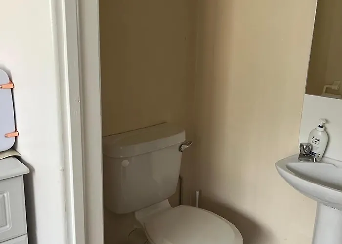 בית אירוח Triple With Private Bathroom At Caroline's Guest House, River Street, Clara Tara