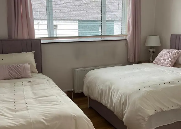 Triple With Private Bathroom At Caroline's Guest House, River Street, Clara בית אירוח *